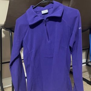 Columbia Women’s fleece pullover. Lightweight,not super thick material.